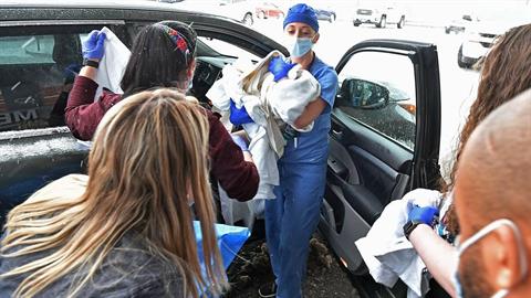 Μαμά γέννησε ένα υγιέστατο κοριτσάκι στο αυτοκίνητο, εν μέσω χιονοθύελλας! 