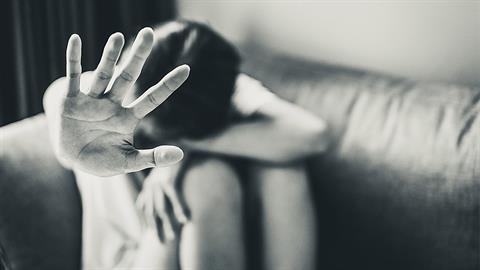 «Κακοποιήθηκα στην εφηβεία και 15 χρόνια μετά η πληγή είναι ακόμα ανοιχτή»