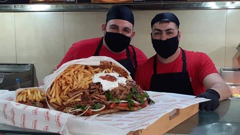 Ψητοπωλείο φτιάχνει πιτόγυρο σε σχήμα ανθοδέσμης για τον  Άγιο Βαλεντίνο