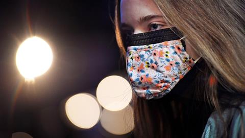 Τη χρήση διπλής μάσκας σε σούπερ μάρκετ και ΜΜΜ εισηγούνται οι ειδικοί