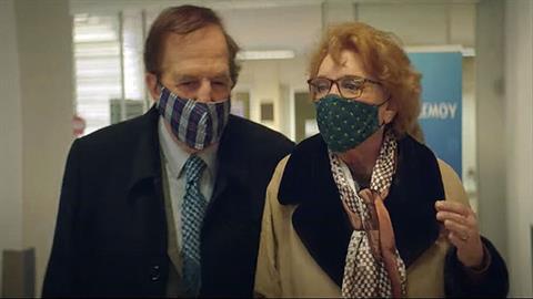 Το ζεύγος Κοκοβίκου εμβολιάζεται: το συγκινητικό βίντεο υπέρ των εμβολιασμών