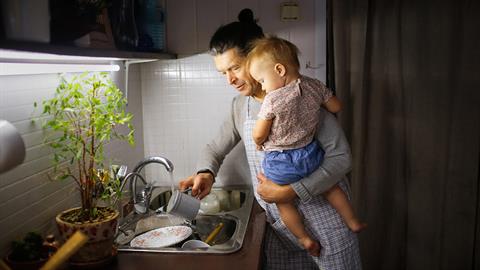 «Η γυναίκα μου ασχολείται μόνο με το μωρό και δεν φροντίζει καθόλου το σπίτι!»