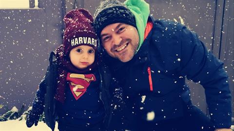 Ο μικρός ήρωας Παναγιώτης Ραφαήλ δυνάμωσε και χαίρεται το χιόνι