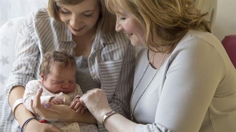 Γέννησε το μωράκι της με μεταμοσχευμένη μήτρα - δότρια ήταν η μητέρα της