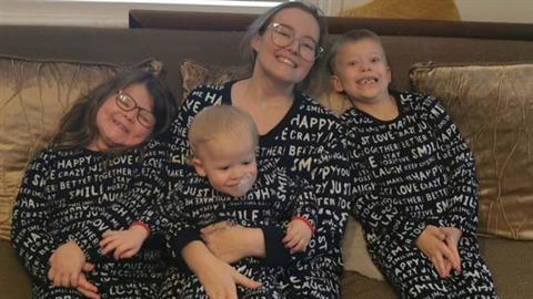 Μαμά, λίγο πριν πεθάνει, αγοράζει δώρα για τα παιδιά της  - 1 για κάθε χρόνο ως τα 18