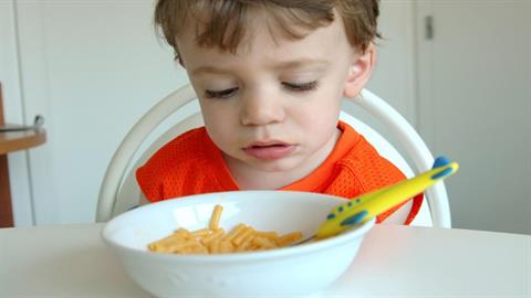 «Η παιδίατρος μου λέει να αφήσω νηστικό τον 5χρονο γιο μου για να μάθει να μασάει...»