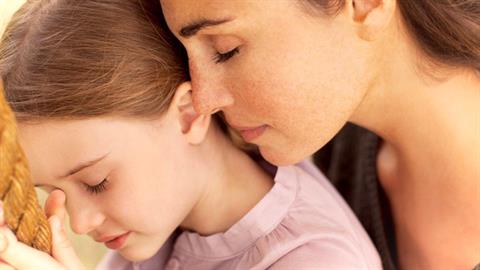 Το ένστικτο της μάνας είναι τόσο δυνατό που βλέπει τον κίνδυνο πριν απ’ τους γιατρούς