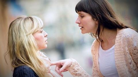 Στις μαμάδες που κουτσομπολεύουν μπροστά στα παιδιά: «Μεγαλώνετε τοξικούς ανθρώπους!»