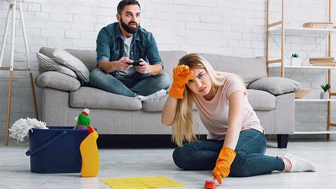 «Ο σύζυγός μου δεν με βοηθάει καθόλου και παίζει όλη μέρα  βιντεοπαιχνίδια...»