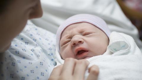 Μαμά αψηφά τον κίνδυνο για τη ζωή της και γεννάει ένα υγιέστατο μωράκι