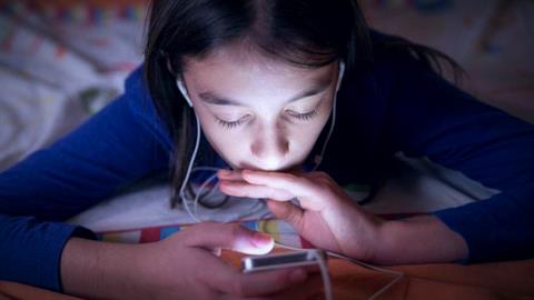 «Γιατί δεν αφήνω την κόρη μου να έχει Tik Tok και ας έχουν όλοι οι φίλοι της»