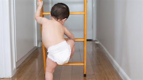 Μωρό σκαρφαλώνει σε σκάλα και η μαμά του το βιντεοσκοπεί αντί να το σταματήσει