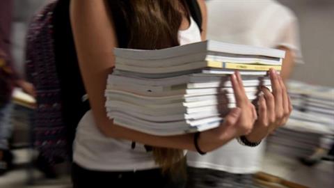 Σάλος με κείμενο σχολικού βιβλίου που περιγράφει τη σχέση 25χρονου με 15χρονη μαθήτρια