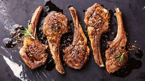 Τσικνοπέμπτη στο μπαλκόνι: όλα τα μυστικά για τέλειο ψήσιμο στα κάρβουνα