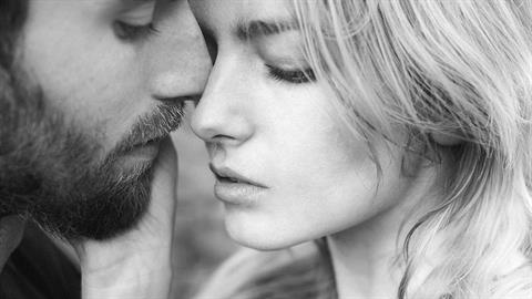 «Παντρεύτηκα έναν άντρα που μιλάει με τις πράξεις του»