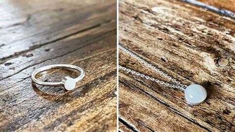 Μαμά φτιάχνει τα πιο μαμαδίστικα κοσμήματα... από μητρικό γάλα!