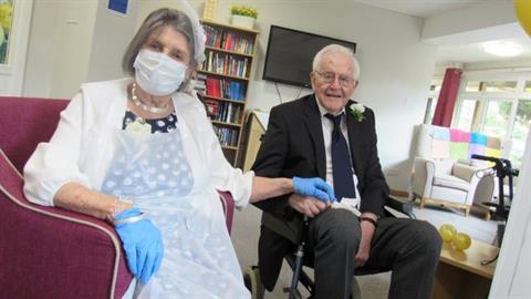 85χρονος παντρεύτηκε την 91χρονη αγαπημένη του μετά από 26 χρόνια σχέσης