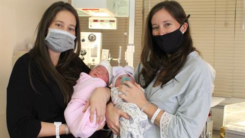 Δίδυμες γέννησαν τις κόρες τους με 90 λεπτά διαφορά, την μέρα των γενεθλίων τους