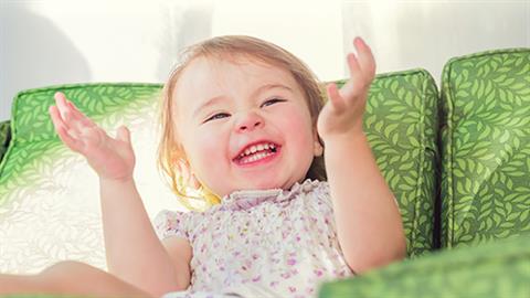 3χρονη με σπάνια ασθένεια κινδυνεύει να πεθάνει κάθε φορά που ενθουσιάζεται