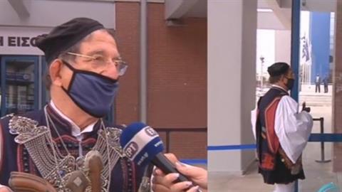 Έβαλε τη φουστανέλα του και πήγε να κάνει το εμβόλιο του κορονοϊού