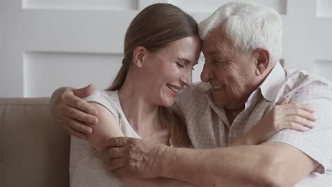 Έπιασε δουλειά σε γηροκομείο για να βλέπει τον μπαμπά της εν μέσω πανδημίας