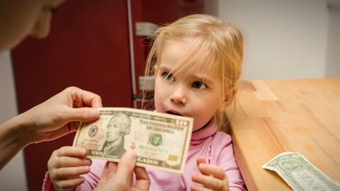 Μαμά βάζει την 7χρονη κόρη της να πληρώνει λογαριασμούς για να μη γίνει σπάταλη