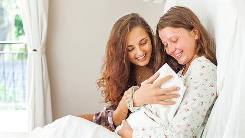 Μαμά 2 παιδιών έγινε παρένθετη μητέρα και γέννησε το παιδί της κολλητής της!