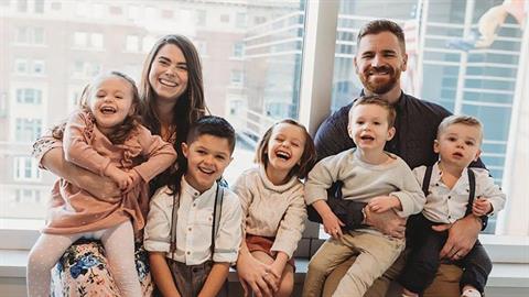 Γονείς απόκτησαν 9 παιδιά μέσα σε 3 χρόνια και δηλώνουν πανευτυχείς!