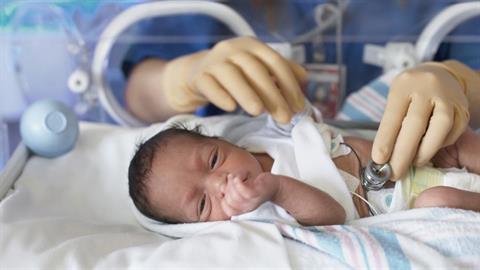 Βρέφος 5 ημερών νοσηλεύεται στην εντατική με κορονοϊό