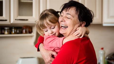 Γιαγιά αγκάλιασε την εγγονή της μετά από έναν χρόνο καραντίνας με… συνταγή γιατρού!