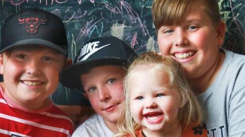 3 αγόρια βρήκαν 2χρονο κοριτσάκι που είχε χαθεί και έγιναν οι ήρωές της