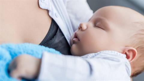 «Το μωρό μου κοιμάται μόνο στην αγκαλιά μου... Μήπως το έχω κακομάθει;»