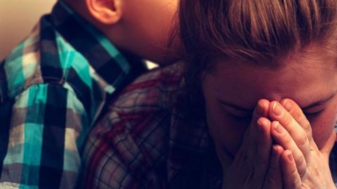 «Τα παιδιά μου θέλουν να χωρίσω, αλλά εξαρτώμαι οικονομικά από τον πατέρα τους...»