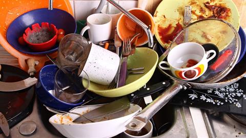 Εξαντλημένη μαμά απεργεί: δεν πλένει τα πιάτα και η κουζίνα μοιάζει βομβαρδισμένη!