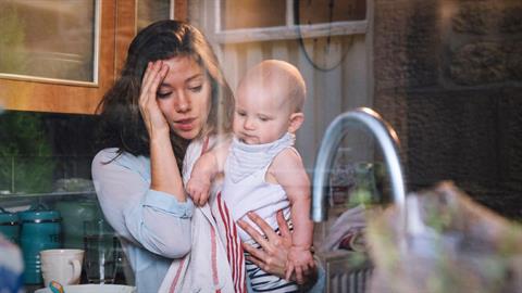 «Φροντίζω τους πάντες και τα πάντα με ένα μωρό στην αγκαλιά και δεν λέω κουβέντα»