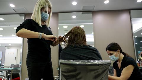 Ανοιχτά κομμωτήρια και κέντρα αισθητικής: Πώς γίνεται η μετακίνηση από δήμο σε δήμο