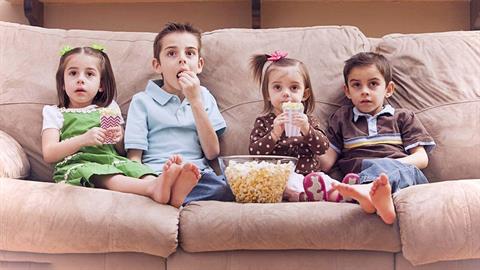 Οθόνες: ο ύπουλος σύμμαχος κάθε μαμάς που δεν θέλει τα παιδιά «στα πόδια της»