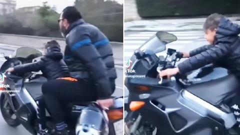 Μπαμπάς βάζει το αγοράκι του να οδηγήσει μηχανή χωρίς κράνος σε μεγάλη ταχύτητα