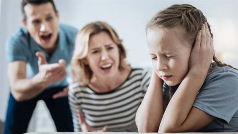 Έρευνα: Όσο λιγότερο φωνάζουμε και τιμωρούμε τα παιδιά, τόσο πιο έξυπνα γίνονται