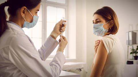 7 μύθοι για το εμβόλιο του κορονοϊού που ΔΕΝ πρέπει να πιστέψετε