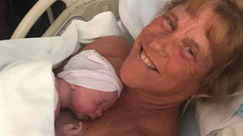 Αποφάσισε να ξαναγίνει μαμά στα 57 της και γέννησε ένα υγιέστατο αγοράκι!