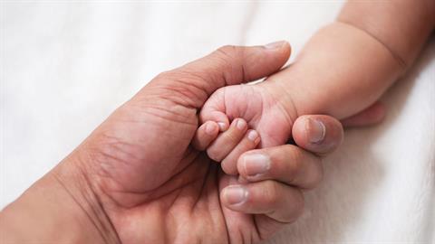 Η 23χρονη με κορονοϊό που γέννησε πρόωρα βγήκε από την εντατική και θα δει το μωρό της