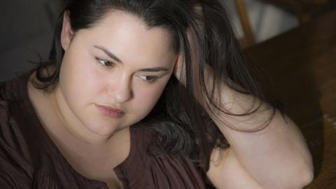 «Ο άντρας μου με λέει γουρούνα λόγω κιλών και τώρα με κοροϊδεύουν και τα παιδιά μας»