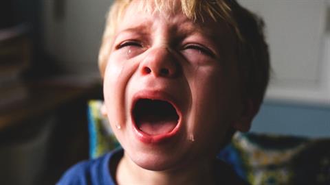 Αστυνομικοί βάζουν χειροπέδες σε 5χρονο αγοράκι επειδή το έσκασε από το σχολείο του