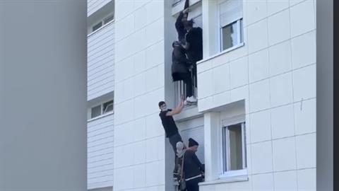 Νεαροί σχημάτισαν ανθρώπινη σκάλα και έσωσαν μωράκι από τις φλόγες