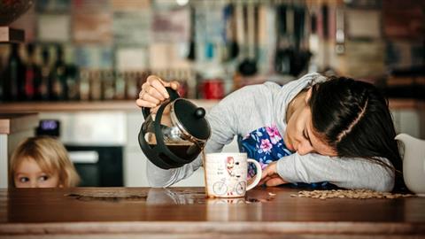 8 φορές που η εξάντληση... νίκησε τις μαμάδες