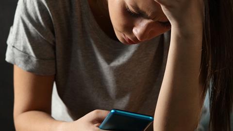 Οι πολλές ώρες στην οθόνη αυξάνουν τον κίνδυνο αυτοκτονίας στα έφηβα κορίτσια