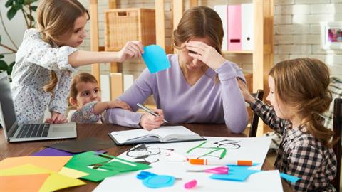 Είναι επίσημο: οι μαμάδες εργάζονται περισσότερο από τους μπαμπάδες συνολικά