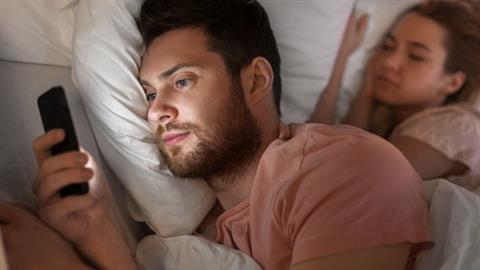 Ο άντρας μου μιλάει κρυφά στο Facebook με μια παλιά του σχέση. Τι να κάνω;