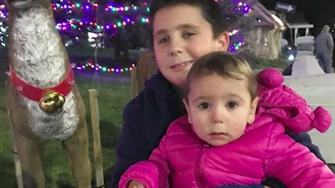 8χρονος έσωσε την αδελφή του από πνιγμό με πρώτες βοήθειες που είδε στην τηλεόραση